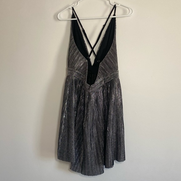 Luxxel Mini Deep V-neck Metallic Party Cocktail Dress Size Large - Picture 5 of 12
